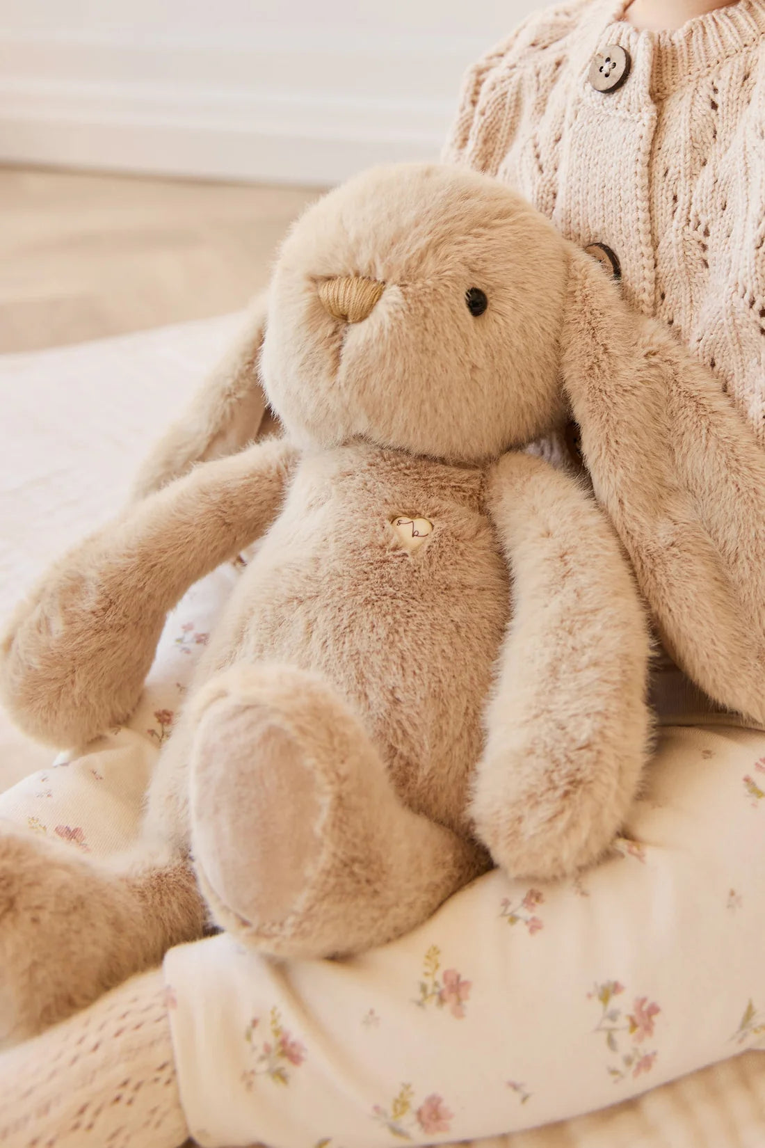 Jamie Kay / Snuggle Bunnies - 30cm Penelope - Caramel