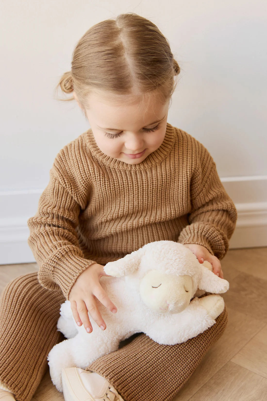 Jamie Kay / Snuggle Bunnies / 28cm Lambie