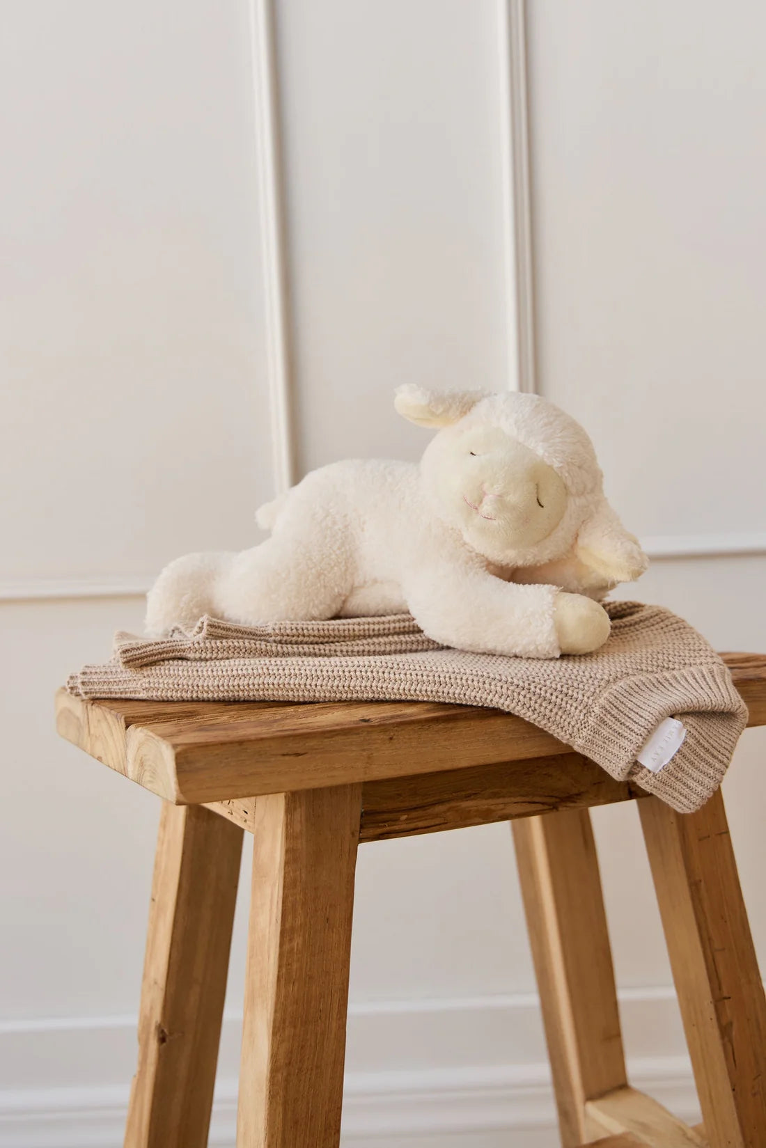 Jamie Kay / Snuggle Bunnies / 28cm Lambie