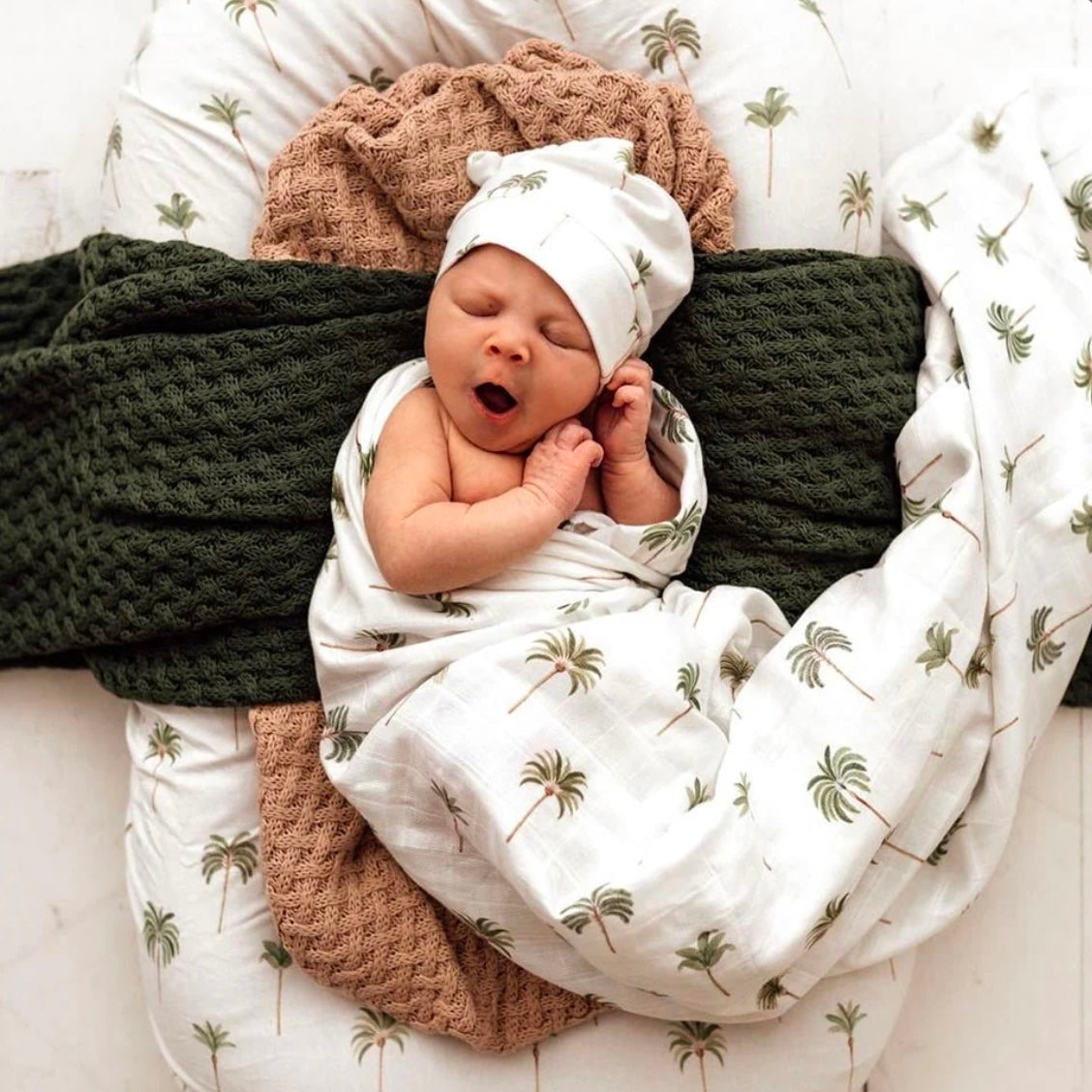 Snuggle Hunny / Muslin Wrap - Green Palm Tree