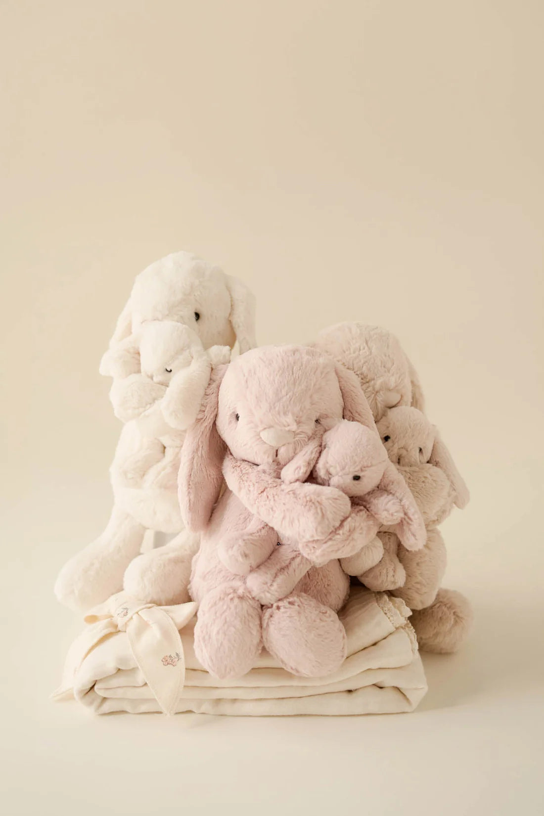 Jamie Kay / Snuggle Bunnies / Frankie the Hugging Bunny - Marshmallow